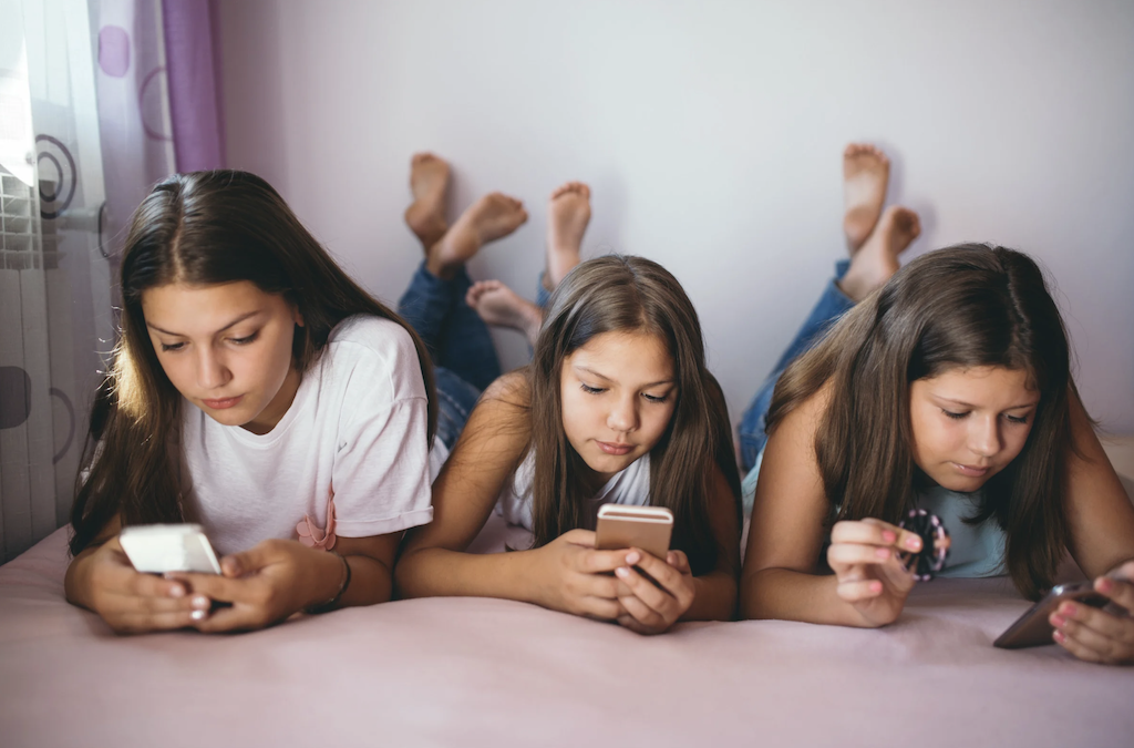 How to Help Your Daughter Navigate Social Media, Validation and FOMO This Summer